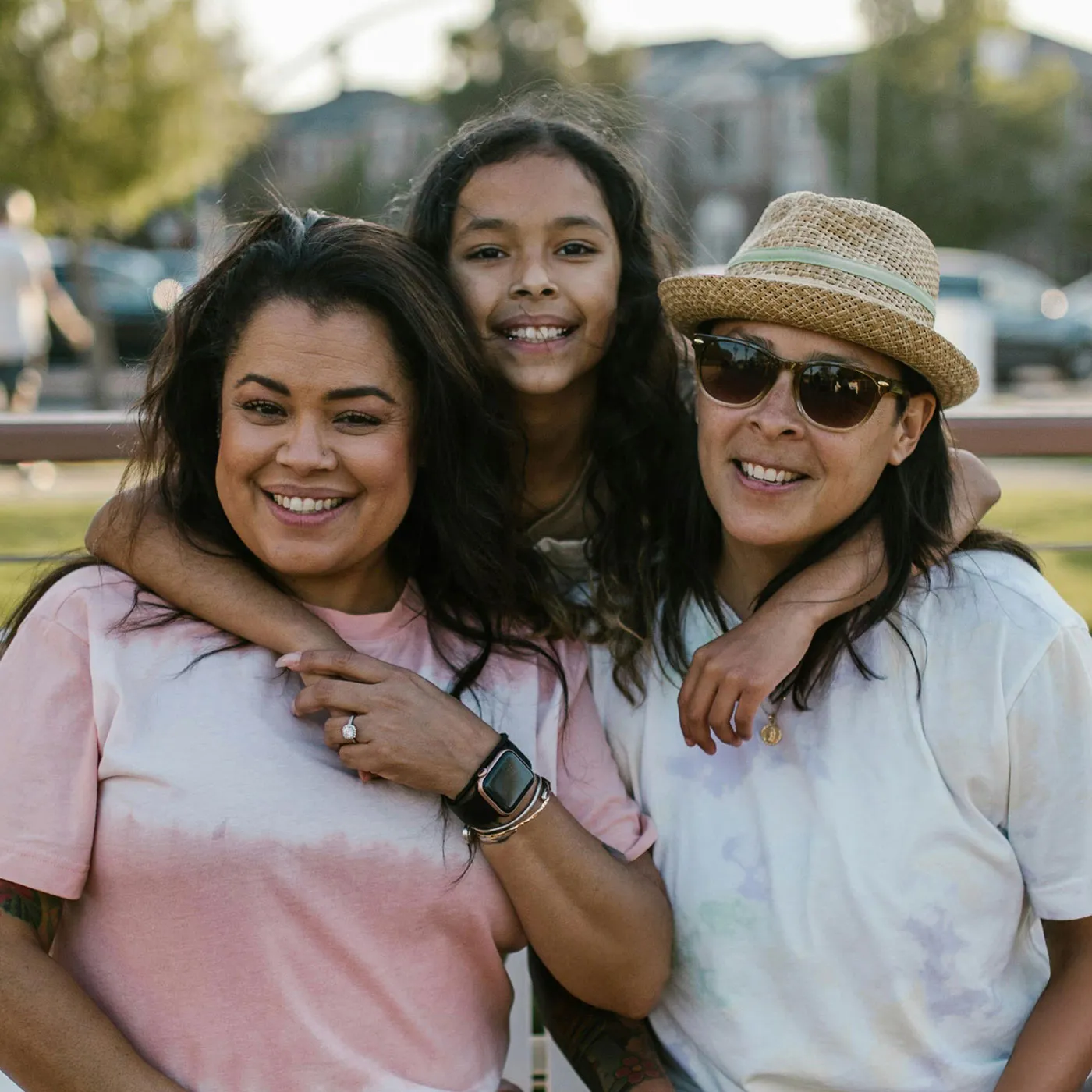 Abuela, mamá y nieta abrazadas y sonriendo